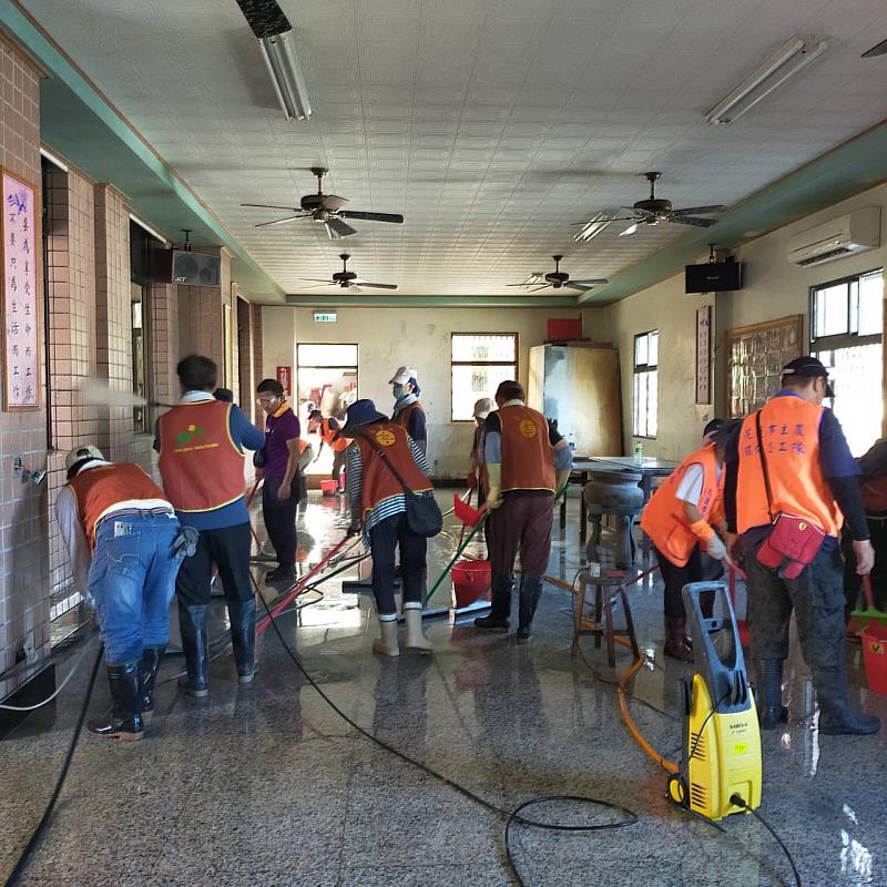 透過專業知識與技術，協助家戶恢復燈光照明和水源供應。（靈鷲山佛教教團提供）