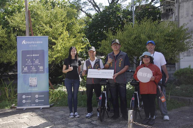 微移動地方觀光加值服務體驗測試活動，以八里為示範場域。左2：八里大眾廟秘書郭榮德，左3：八里左岸觀光協會理事洪煜豪。