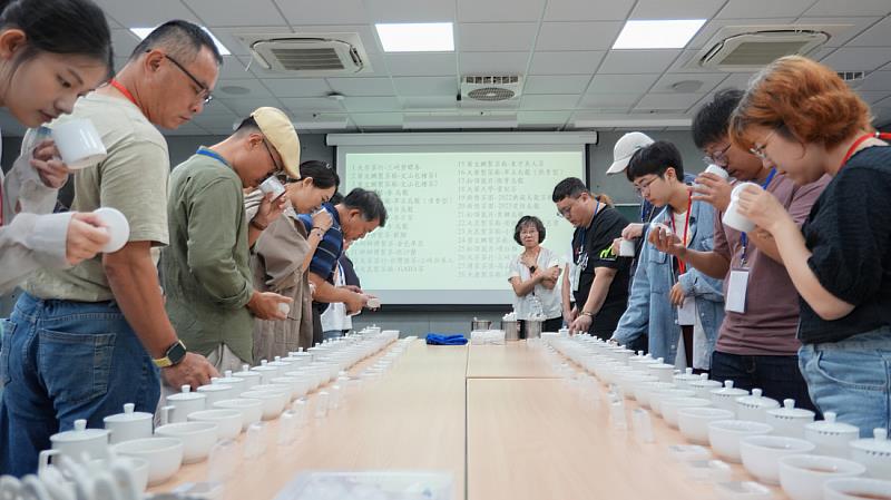 觀看茶色與聞香