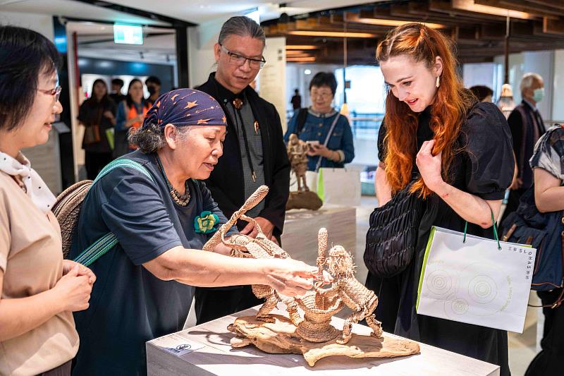 工藝中心主任陳殿禮（右2）陪同貴賓在導覽過程中了解原住民族編織文化的象徵意涵與創作哲學。