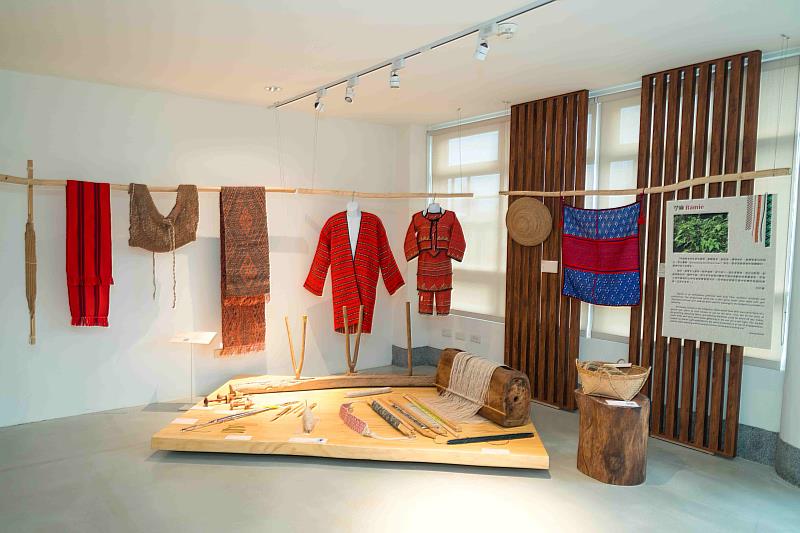 展場以材料、工具、織品與編器四大單元，呈現原民編織工藝的完整面貌。