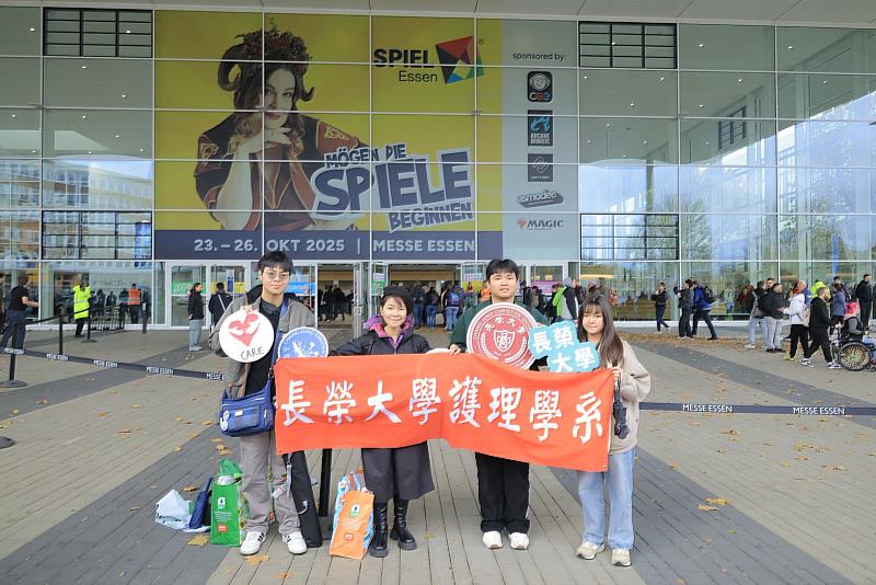 長榮大學護理系師生德國埃森桌遊展發表創新桌遊 推動女性生理健康照護