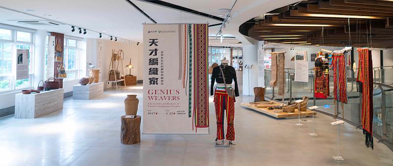 循著編織的生產脈絡走入文化核心，感受工藝與生活、信仰緊密連結。