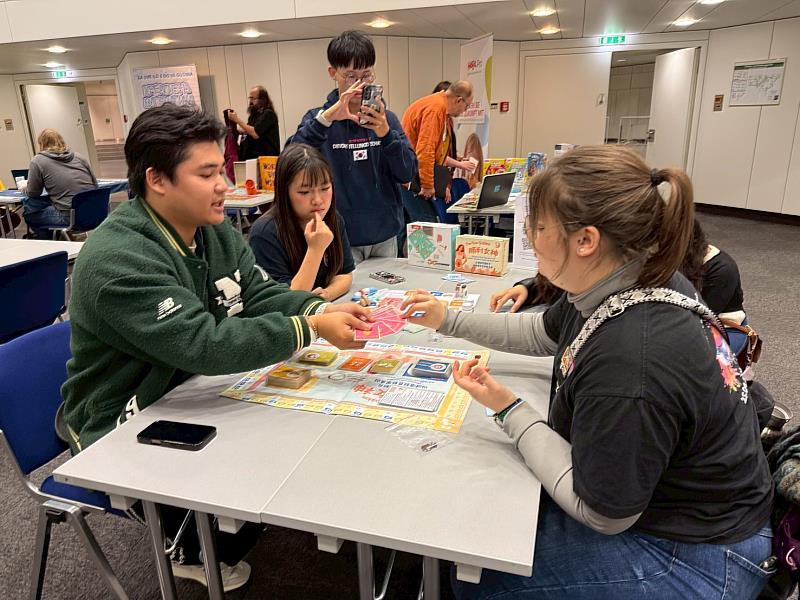 長榮大學護理系學生黎豐華、施珮儀與國際友人一起體驗遊戲