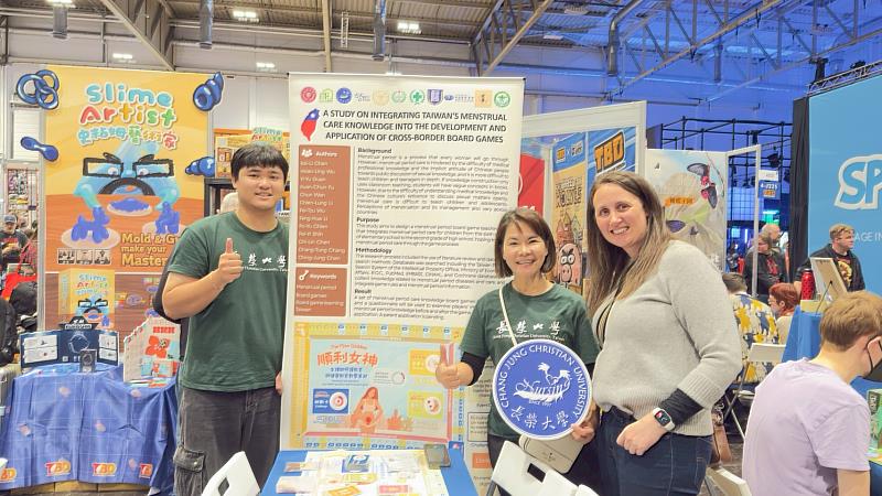 Care無國界「順利女神生理期照護」桌遊展攤佈置中