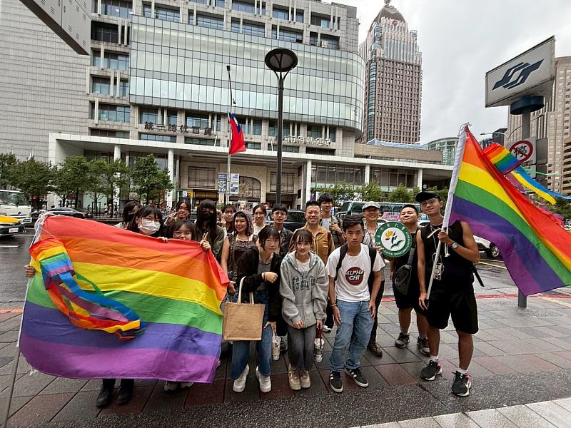 東華大學師生帶著彩虹旗於遊行前合影。