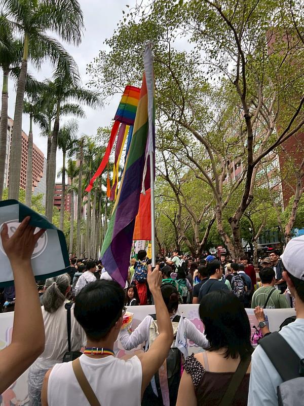 課程同學接力帶著彩虹旗遊行於大隊中。