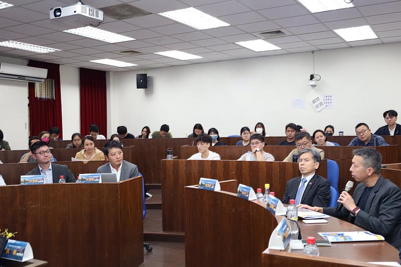 學者互相探討。