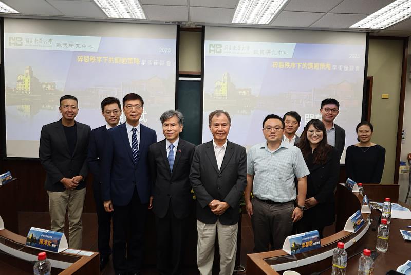 與會學者合影。