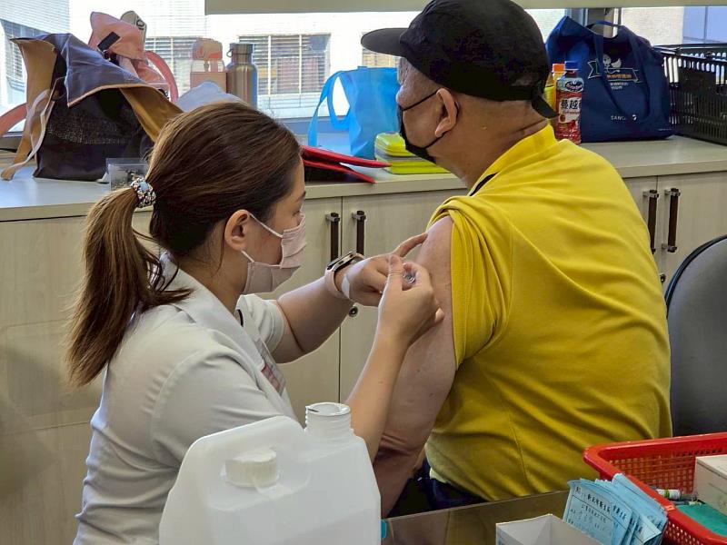 有注有保庇 新北市第2階段50歲以上「左流右新」11/1起開打