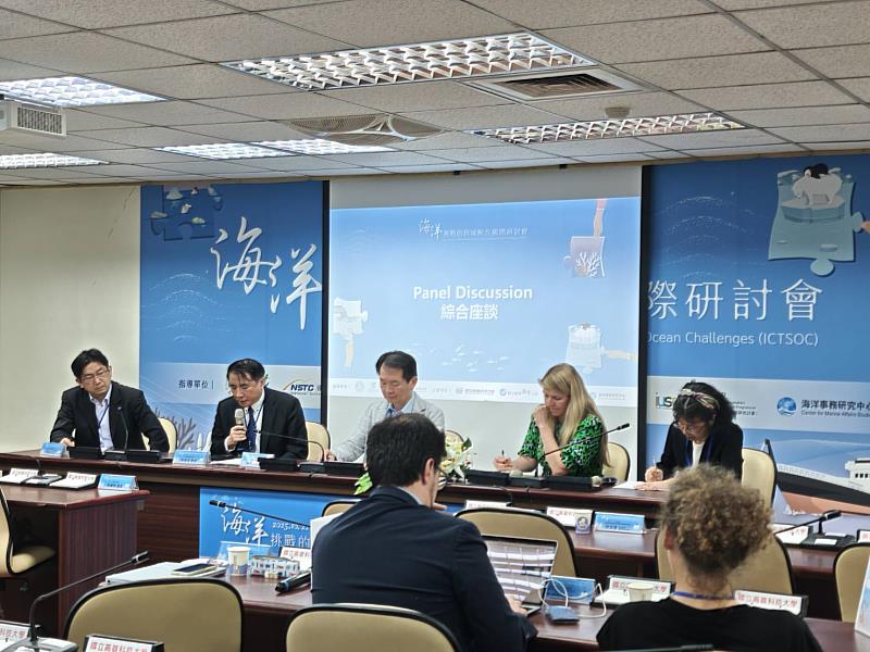 台海大校長許泰文與高科大吳忠信副校長與在場專家學者與談。