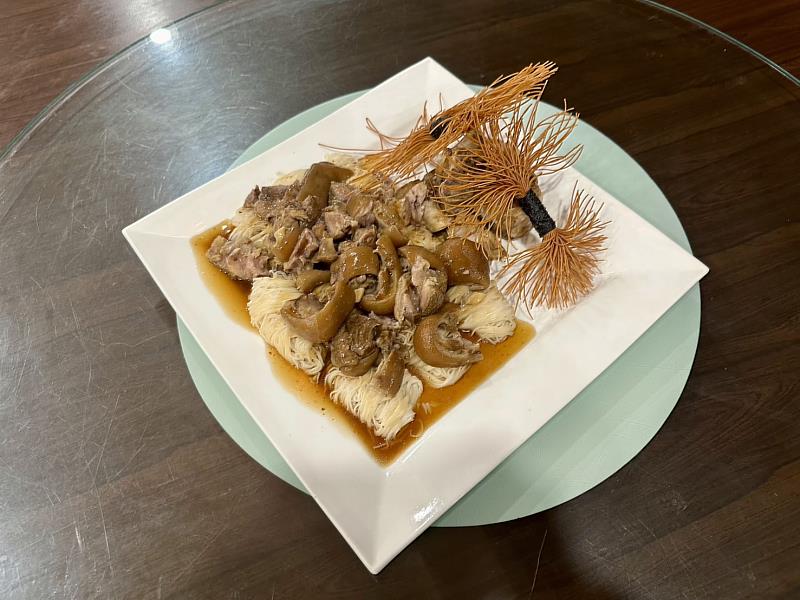 「通電幸福西線臨，長壽麵線結好因」以擺盤設計詮釋「西線電氣化」帶來民生便利與幸福綿延、團結同行的信念。