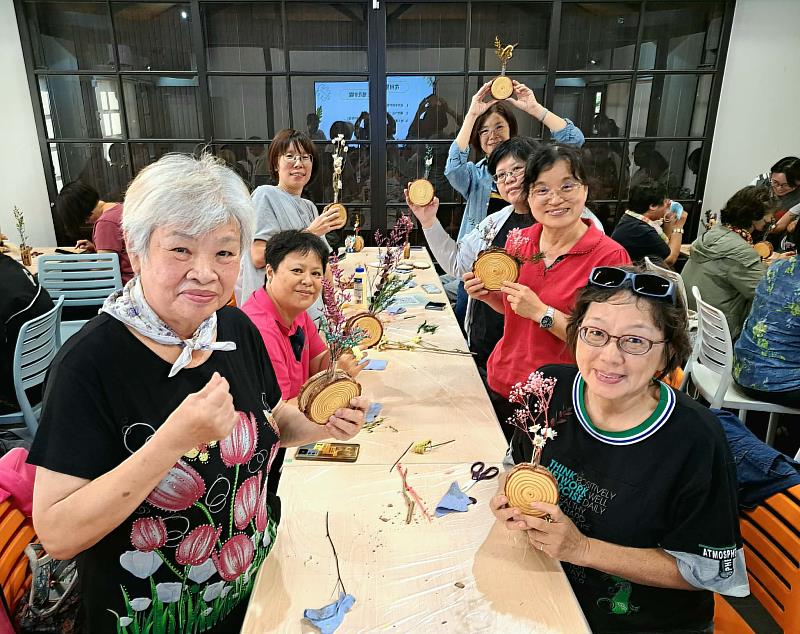 以嘉義木都文化為靈感製作「聚落之森花器」，感受生活美學