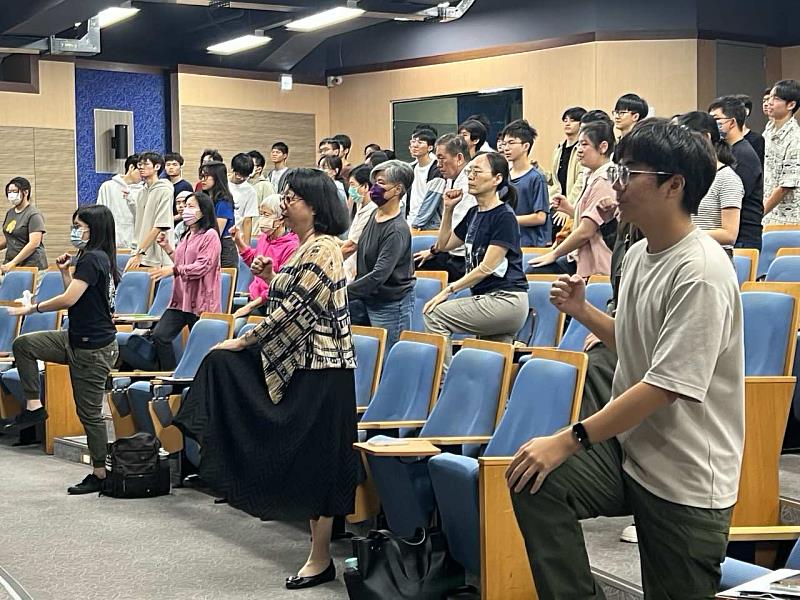 中山醫大的學生與社區民眾一同起身體驗「大腦保健體操」，以「動腦又動身」的方式實踐失智預防觀念。