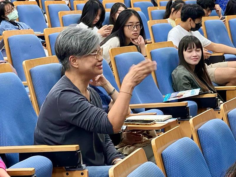 「這樣生活不失智」校園講座中，與會者對失智防治議題踴躍提問。