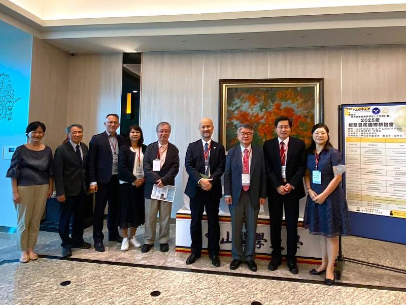 中山醫大辦智慧宜居國際研討會，探討高齡社會的科技創新與生活應用，圖為台、日、韓學者專家合影。