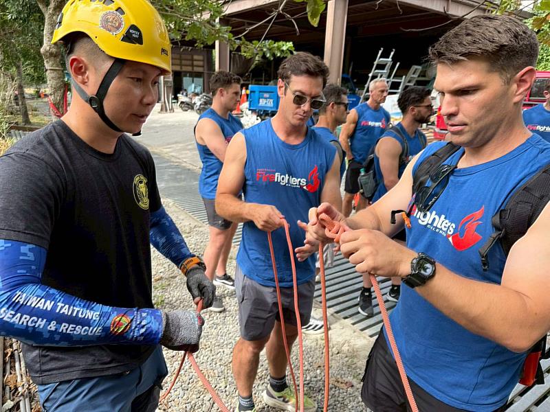 臺澳消防英雄前進知本山林 繩索救援技術交流展現跨國合作默契