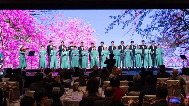 玉山合唱團於10/30玉山達拉斯代表人辦事處開業慶祝晚宴獻唱。