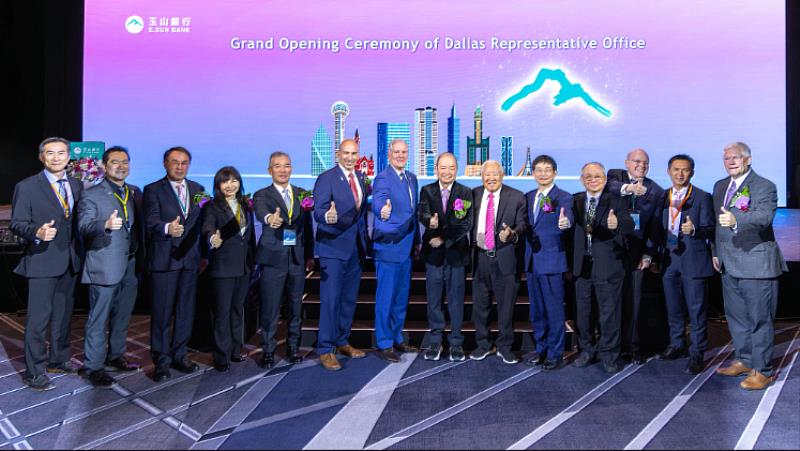 美國政要與達福地區台灣商會、玉山金控創辦人黃永仁(右7)、董事長黃男州(右5)、銀行總經理林隆政(左5)、金控董事陳美滿(左4)一同出席玉山銀行達拉斯代表人辦事處開業慶祝晚宴。