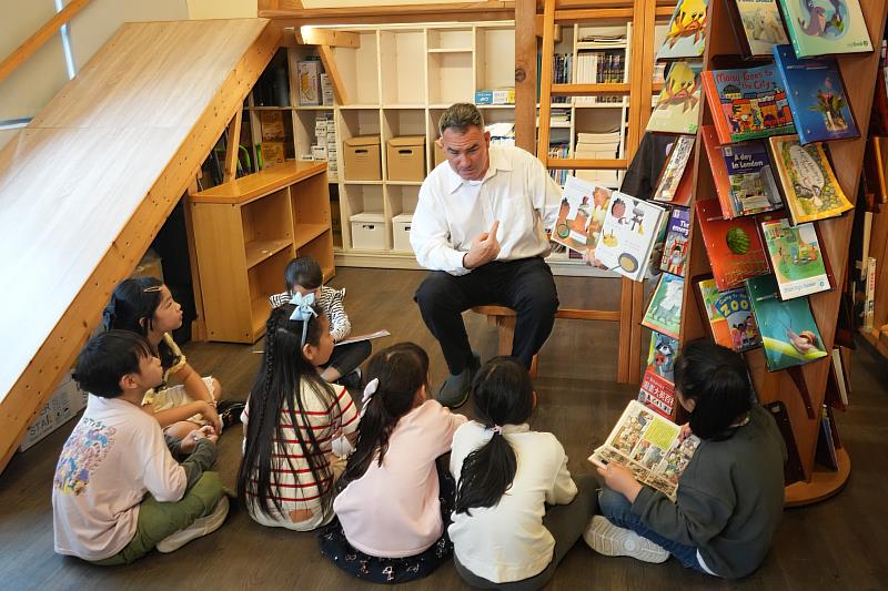 在中信國際學校，我們欣賞每個孩子的與眾不同，重視學生個別差異，在幼兒園與國小階段，透過繪本閱讀，引導孩子練習表達與傾聽。（圖/中信國際學校提供）