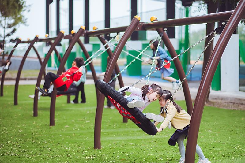 中信國際小學規劃探索遊憩園區，另規劃足球場及周邊休憩空間，還可共享大學室內體育館等設施，充分運用體系資源。（圖/中信國際學校提供）