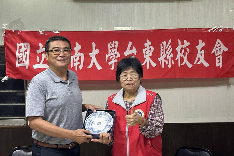 陳惠萍校長感謝臺東縣校友會理事與校友長期支持母校，共同延續南大的教育精神。