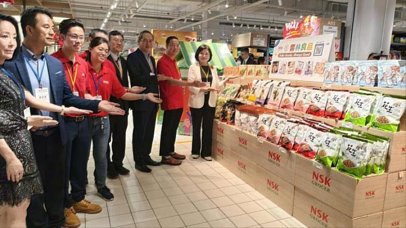 A total of 17 products from six Yunlin Goods partners have hit the shelves of NSK supermarkets in Malaysia. County Magistrate Chang Li-shan not only wishes the company continued success, but also sincerely hopes that Yunlin’s top-quality products will enter the Malaysian market and exceed US2025/20251031/00417150.202510311596200393.jpg|A total of 17 products from six Yunlin Goods partners have hit the shelves of NSK supermarkets in Malaysia. County Magistrate Chang Li-shan not only wishes the company continued success, but also sincerely hopes that Yunlin’s top-quality products will enter the Malaysian market and exceed US$1 million in sales. million in sales.