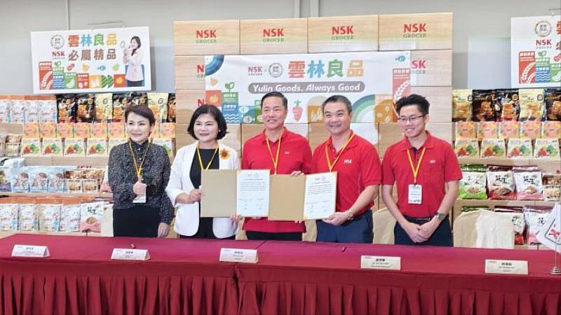 County Magistrate Chang Li-shan signed a Memorandum of Understanding (MOU) on behalf of the county government with the popular Malaysian supermarket chain NSK Group.