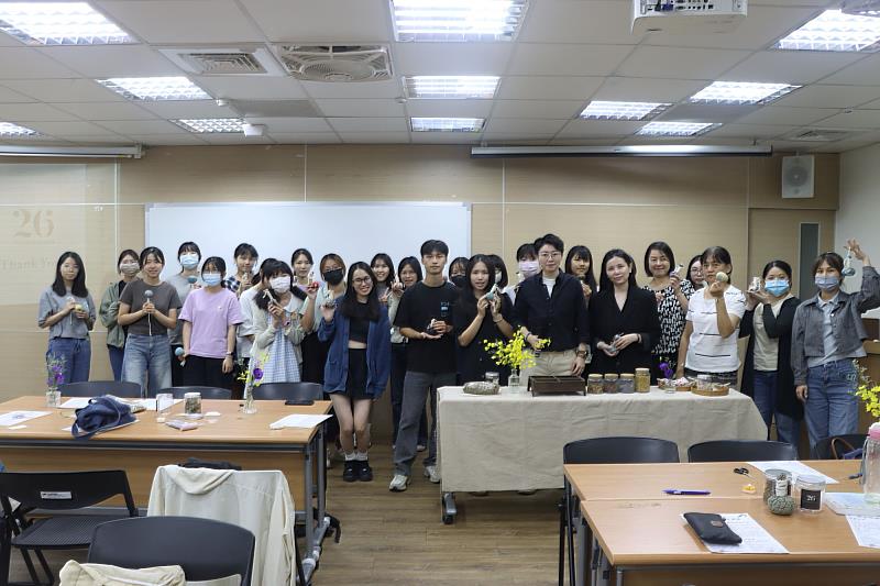 南大育成中心以體驗課程推動生活美學與心理健康，營造溫馨而富創意的學習氛圍。