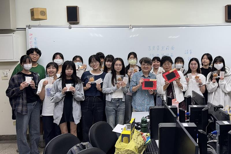 南大大學伴與偏鄉學童進行線上互動課程，透過科技拉近距離、共享學習時光。