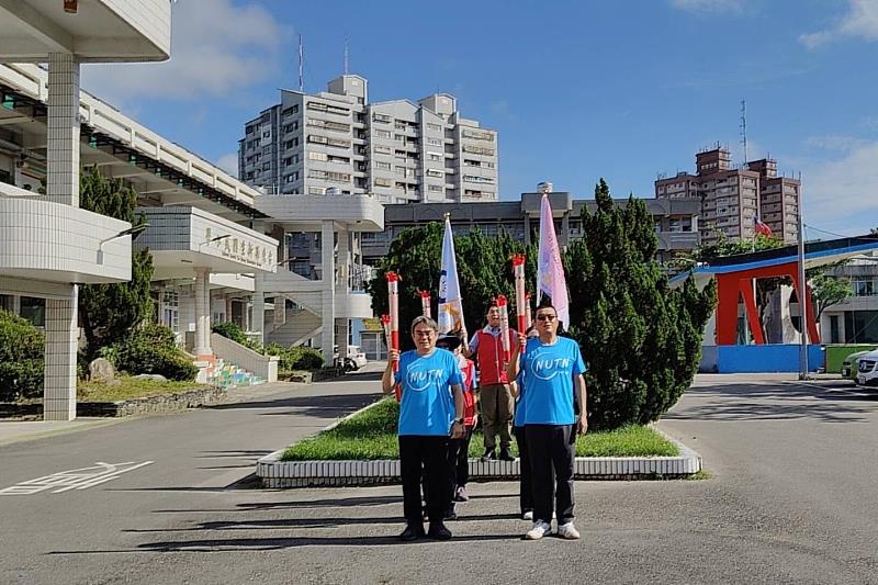 南大聖火映照晨光，見證母校與校友間跨越山海的情誼與連結。