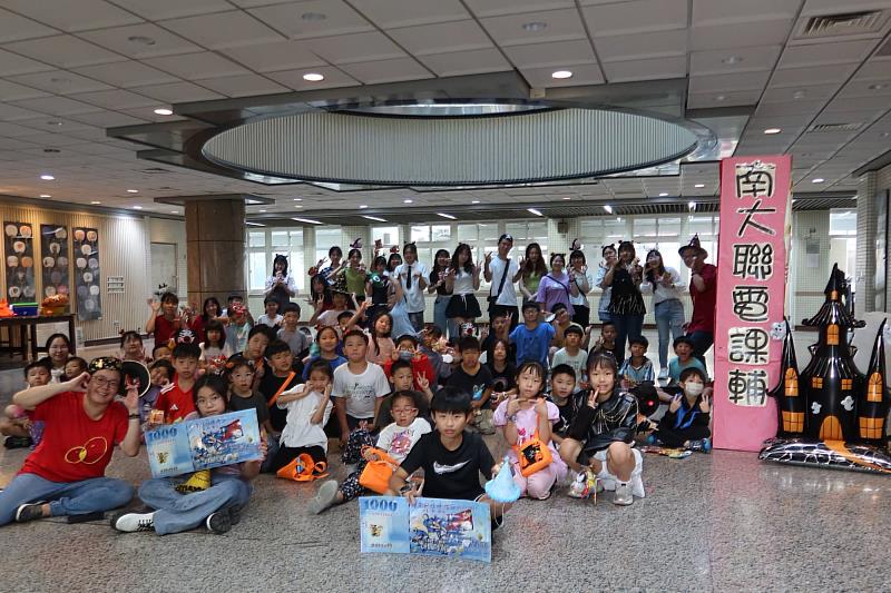 南大聯電課輔萬聖節與慶生活動現場充滿歡笑，學生在遊戲與祝福中共享節慶喜悅。