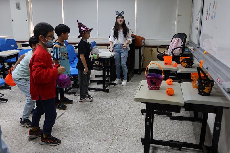 南大課輔學生體驗「萬聖彩球丟丟樂」關卡,在輕鬆氛圍中兼具趣味與專注,展現活力學習風貌。