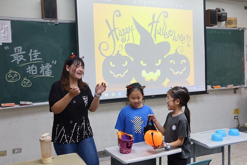 南大課輔學生投入「萬聖最佳拍檔」挑戰，透過合作闖關展現團隊默契與學習熱情。