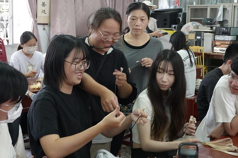 南大同學於課堂實作「印象派毛線畫」，運用玉米葉與高粱纖維創作出具地方特色的永續工藝作品。