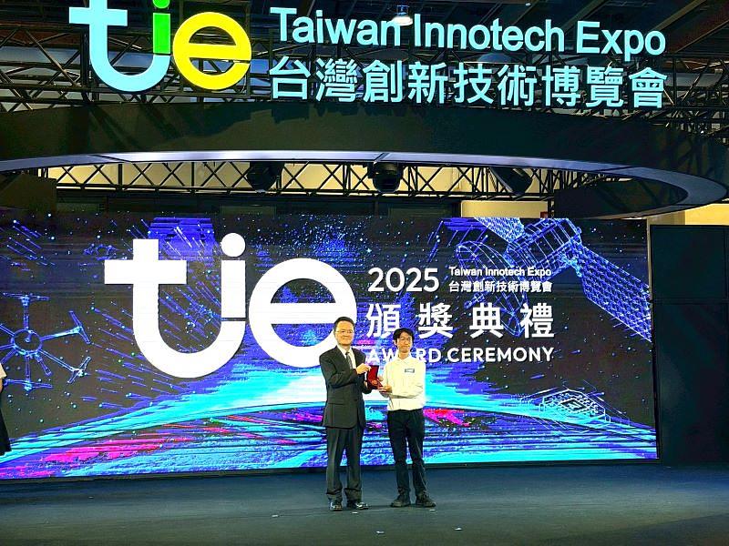 銅牌獎得獎作品「基於手機排程自動啟閉功能程式之系統與執行方式」,由本校電機工程系許毅然特聘教授帶領學生團隊開發。該系統透過時間排程與指令設定,自動控制手機功能模組(如 Wi-Fi、藍牙及螢幕亮度),有效提升設備管理效率與系統穩定性。此技術可應用於企業行動裝置管理、智慧家庭及物聯網自動化控制領域,具備高度整合性與商品化潛力,展現智慧自動化技術的創新價值。