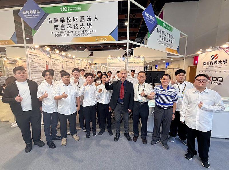 2025年台灣創新技術博覽會南臺科技大學師生研發團隊合影。圖為獲獎師生齊聚一堂，展示本校在AI、智慧機構設計等領域的創新實力，共同慶祝豐碩成果。