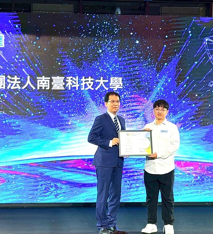 台達企業特別獎作品「輪椅無障礙輔助機車」。圖為經濟部智慧財產局局長廖承威頒發企業特別獎及銅牌獎座予南臺科大創新產品設計系學生鄭修和。