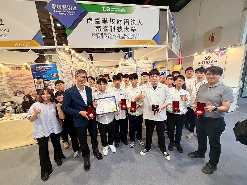 2025年台灣創新技術博覽會南臺科技大學師生研發團隊獲獎情形。圖為代表受獎教師電子工程系陳銘哲副教授以及財經法律研究所許舜喨副教授,共同展現南臺科大跨領域的卓越研發實力。