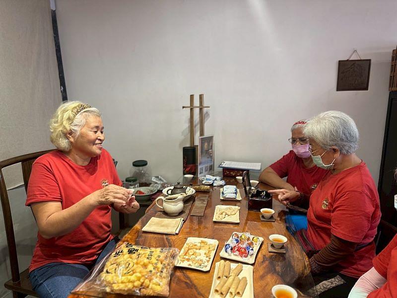 左鎮長輩存心阿姨開心地向南臺師生介紹她50多年前的嫁妝珠寶音樂盒。這個珍貴的舊物，承載著一代人的生活記憶與當年的文化價值，透過分享，讓左鎮的人情味與生活智慧得以傳承。