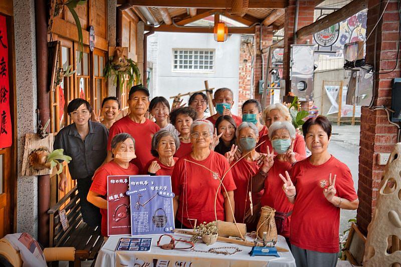 南臺科大「左曜山生」USR計畫舉辦「拾光舊物市集」。圖為師生、左鎮長輩及社區單位在市集展演中的合影，成功串聯學校、社區與居民，讓長輩的記憶重回當年，共同活絡了左鎮老街。