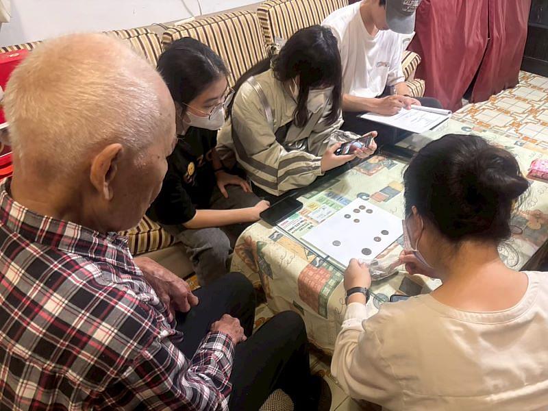南臺科大USR計畫學生團隊在左鎮長輩家中，陪伴整理多年未用的家藏舊物。這份跨世代的陪伴與交流，旨在賦予物品新價值、落實資源循環，讓長輩們的生命故事與在地智慧得以重現。