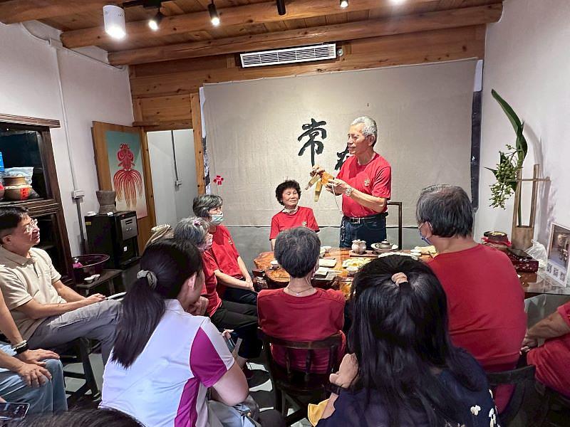 南臺科大師生與左鎮長輩在市集展演中，分享舊物背後的故事。這些物品看似日常，卻蘊含著豐富的在地生活智慧，讓年輕學子透過「一物一故事」的分享，深入體會跨世代交流的溫度與文化價值。