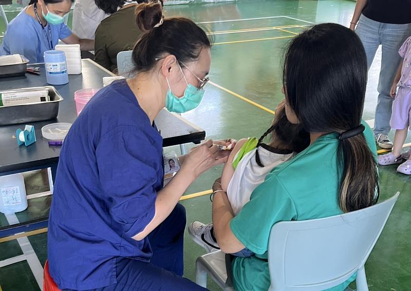 民眾接種流感及新冠疫苗