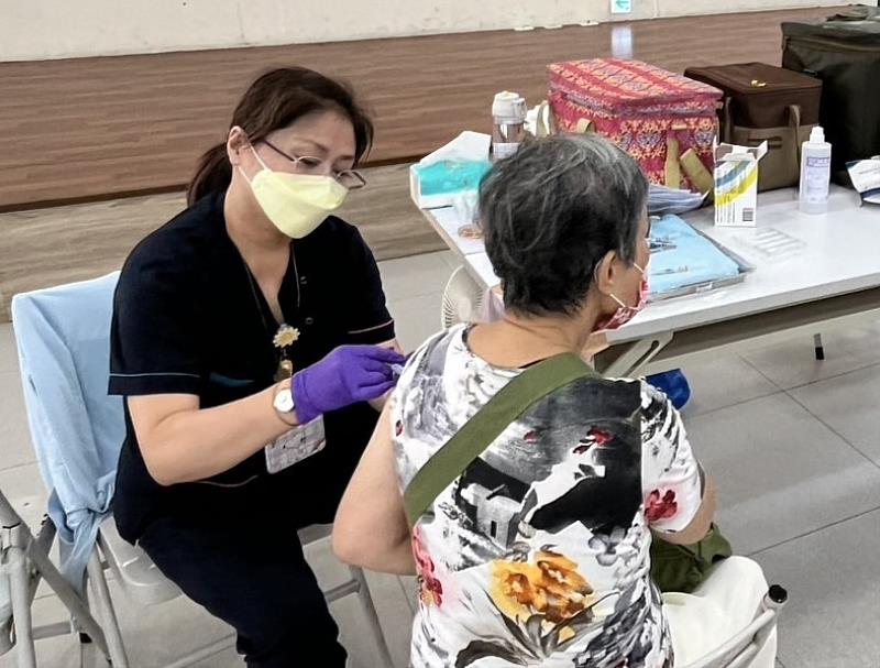 民眾接種流感及新冠疫苗