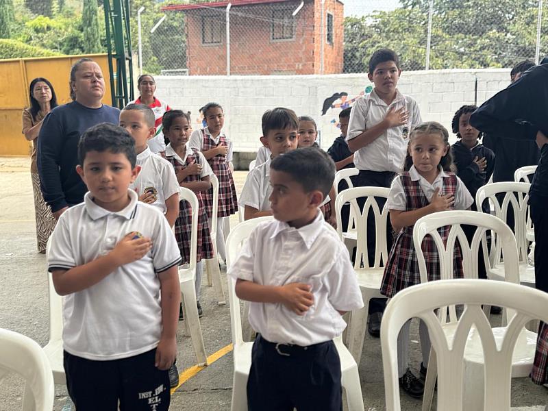 儀式尾聲，全場齊唱哥倫比亞國歌與Antioquia省省歌