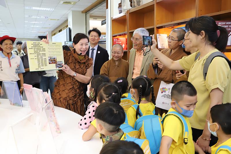 南華大學「USR雲水書車趴趴走成果展示區」正式啟用」,賴淑玲副校長進行導覽介紹,並介紹小朋友一同參與製作的AR繪本。