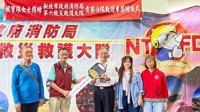 消防局主任秘書與捐贈者合影。照片從左至右分別為王佰煙、王佰誠、主任秘書張易鴻、王怡然女兒及王佰煙夫人