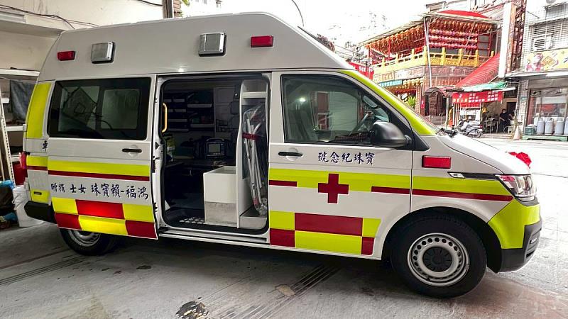 今天王氏三兄弟特別代表家族，以母親賴寶珠的名義將這輛救護車及生理監視器捐贈給新北市政府消防局，希望這份心意能為社會帶來更多的溫暖與守護，這輛救護車不僅是交通工具，更象徵著王氏家人對生命的尊重與珍惜，希望在緊要關頭，能為需要幫助的人帶來希望與救援，也激勵更多人一同加入公益的行列。