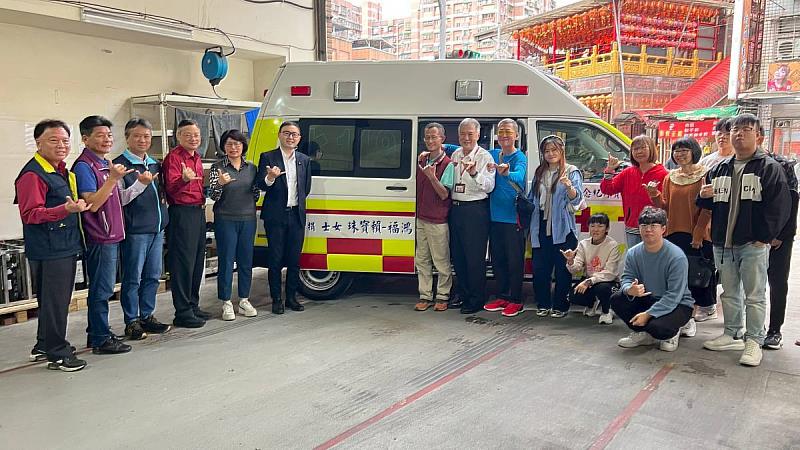 王氏三兄弟感念母親賴寶珠 捐贈貢寮分隊高頂救護車及生理監視器